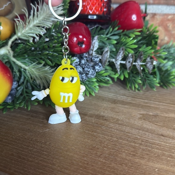 M&M'S Yellow Character Keychain - Picture 4 of 4